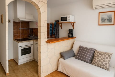 Canapé, climatiseur, bar, four