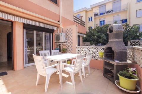 La terrasse, son salon de jardin, son barbecue et le store-banne. Nos plantes