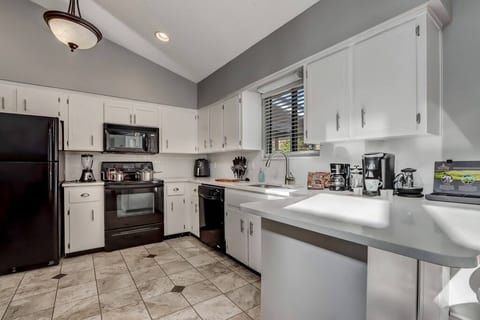 Kitchen: (Westeros)
Kitchen with breakfast nook, with everything you need to cook even the largest of meals.