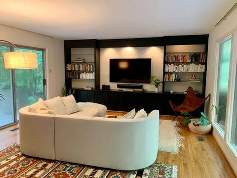 Mid-Century Designer w/ King Beds & Sonos Stereo