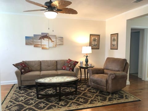 Dolphina House *East Hill * Dog Friendly!
