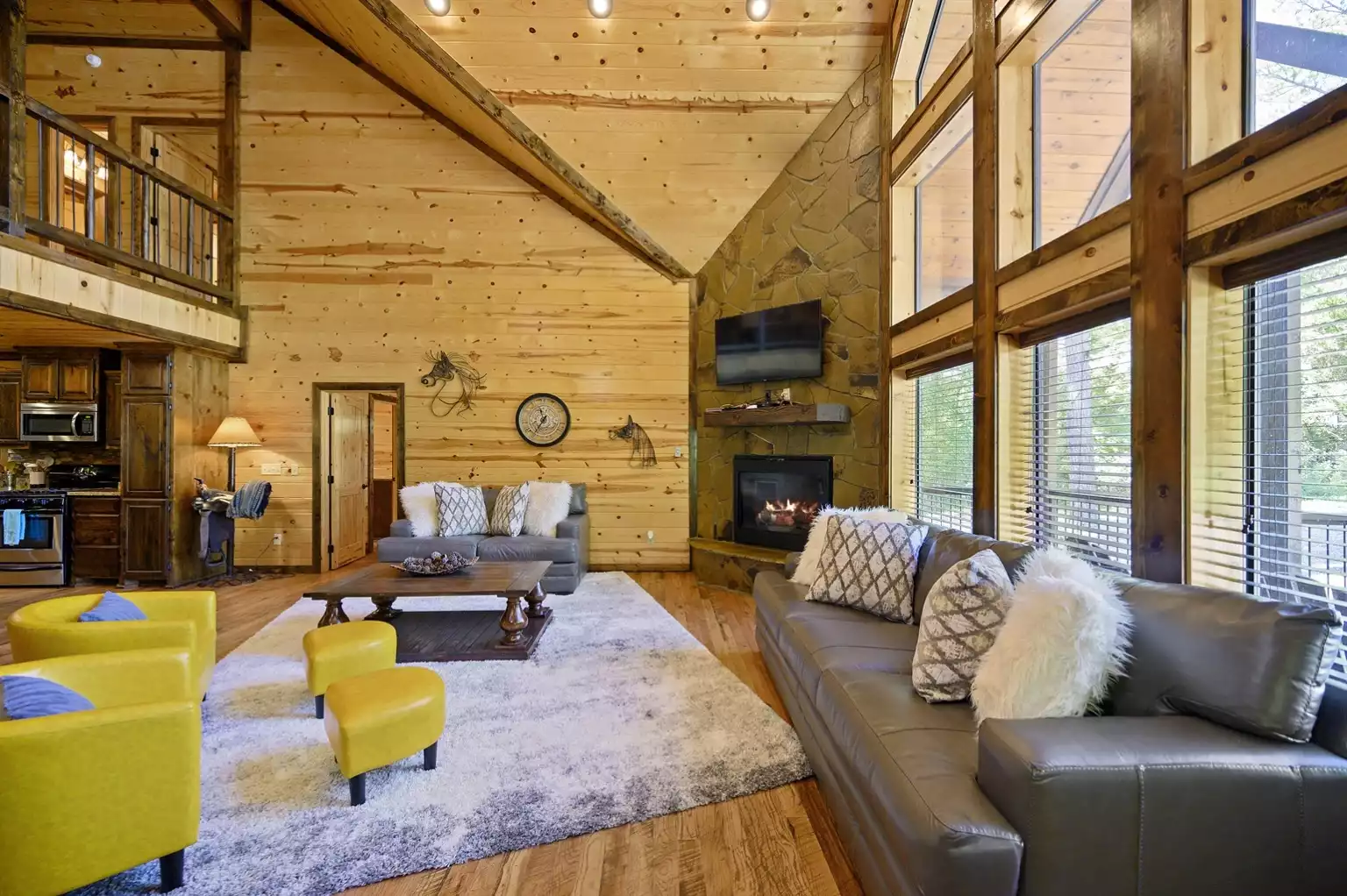 Open floor plan w/ high ceilings in the living area Open floor plan w/ high ceilings in the living area - Iron Horse Lodge - Broken Bow