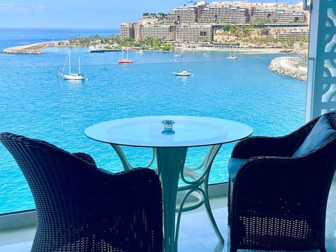 Seaside Bliss: Spectacular Views, Beachfront Haven