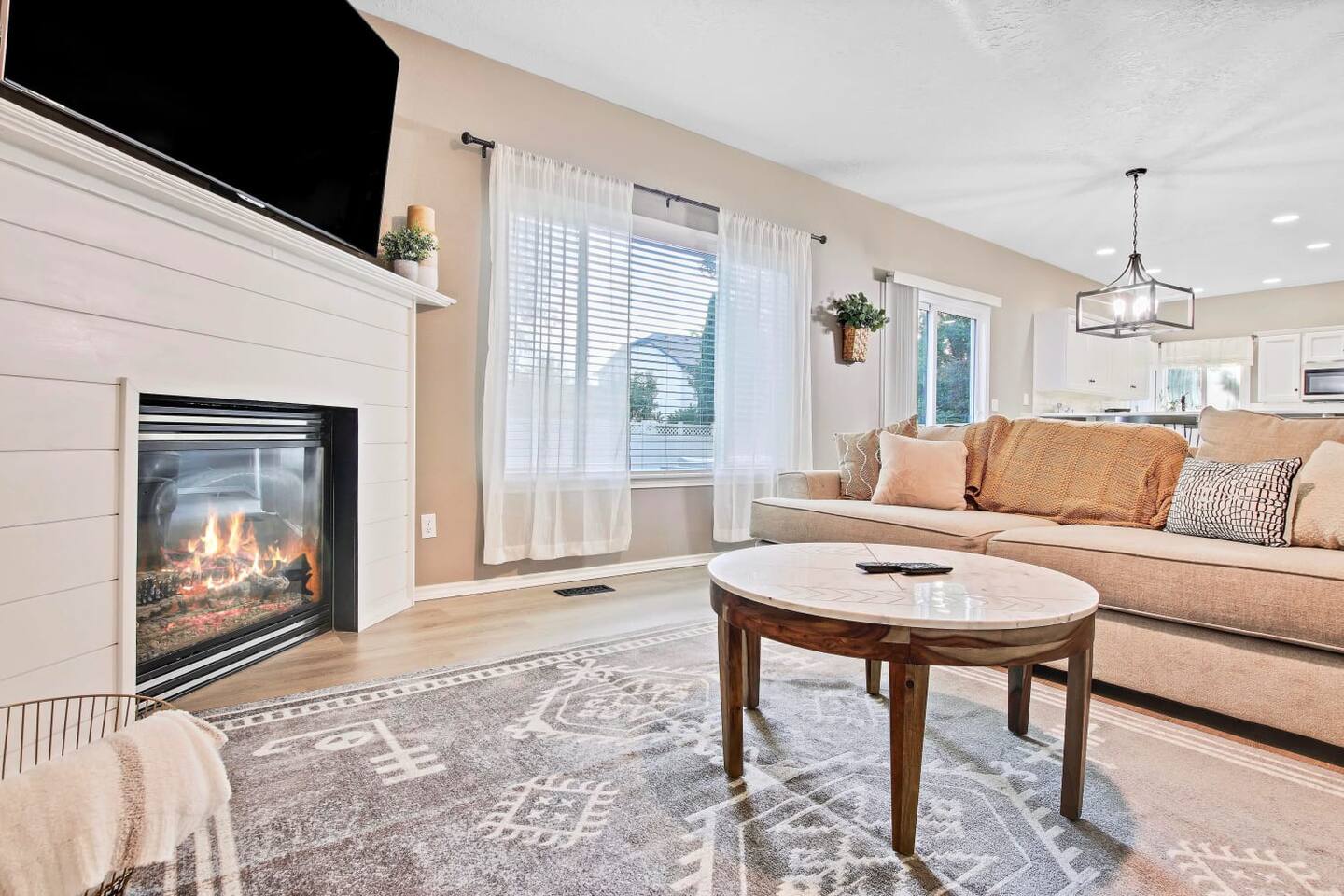 gorgeous-4-bedroom-home-with-pool-access/