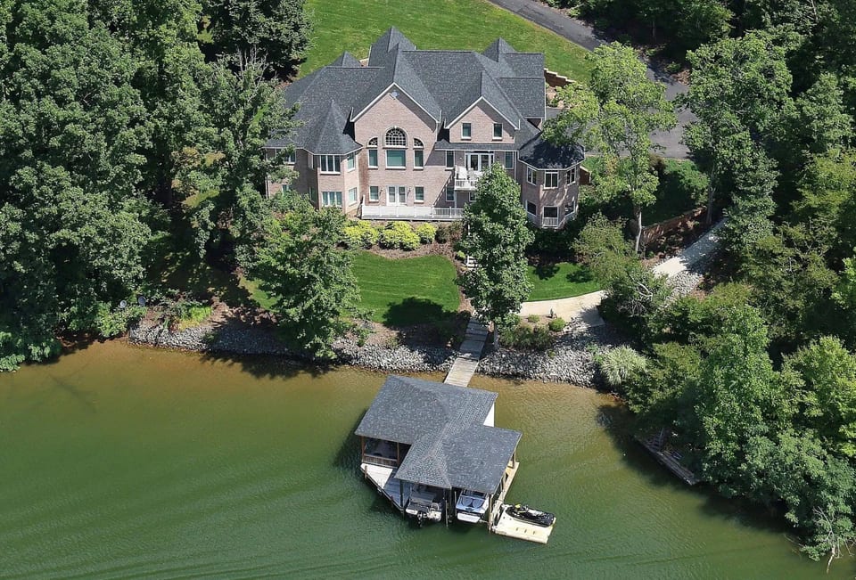 Spacious + large covered dock + kayaks + theater  - Smith Mountain Lake