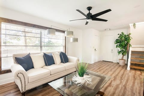 Quiet Townhome Near USF w/ Pool and Lake