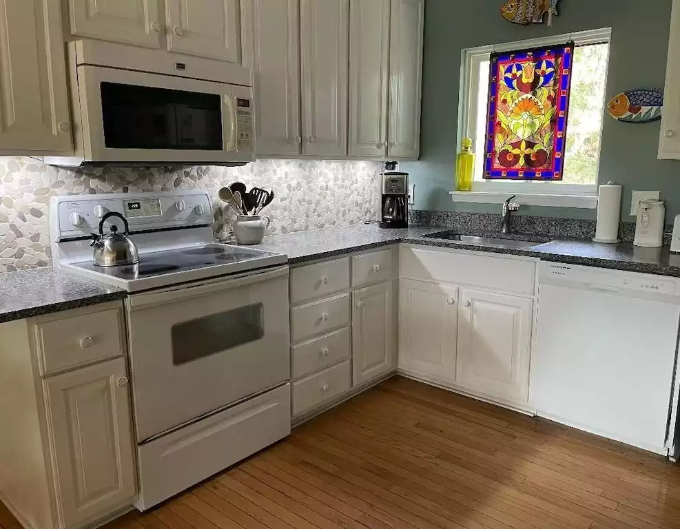 Bright with plenty of counter space. Bright with plenty of counter space. - Seas The Day - Saint Simons Island