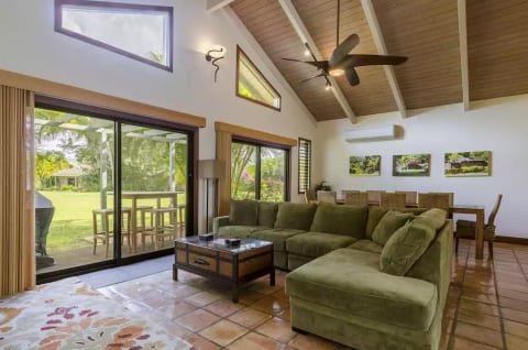 Easy access to greenbelt area, outdoor dining and grill. Dining area seats 10