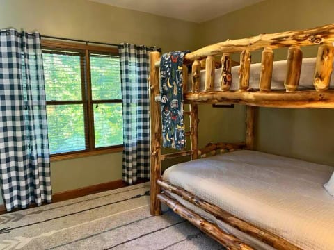 11 ACRE Retreat! MIN to PKWY for fun! Views! NEW! 