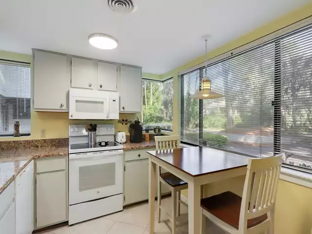 Fully equipped kitchen with table for 2
