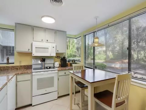 Fully equipped kitchen with table for 2