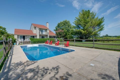 Pool is open! Cozy countryside getaway