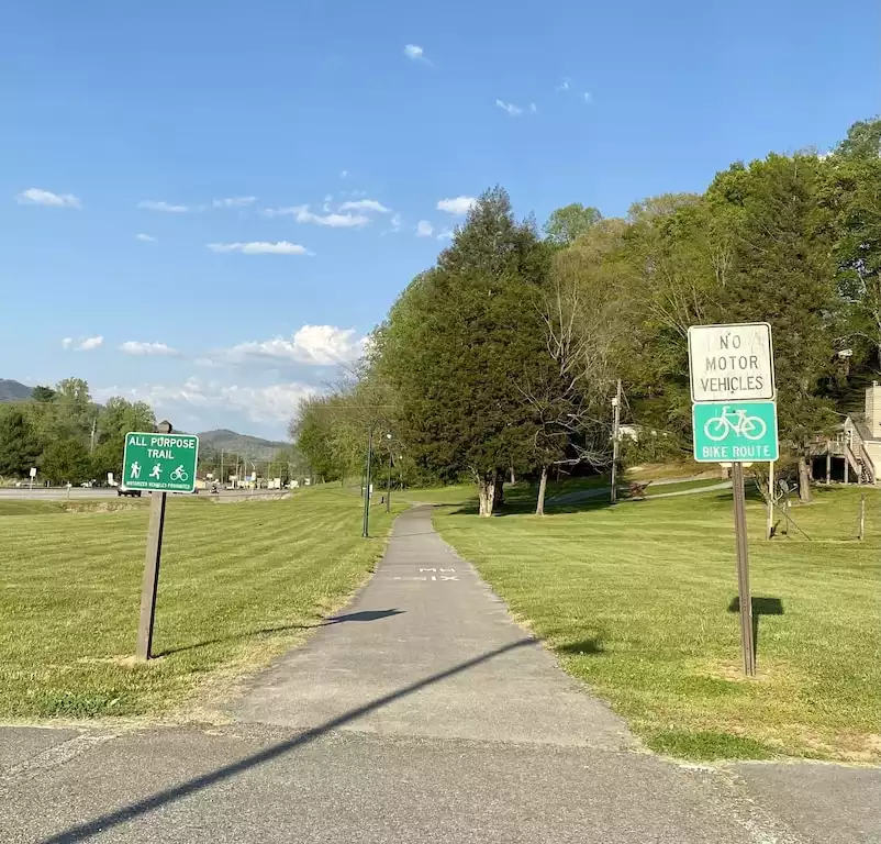 The town bike trail is within walking distance of the cabin - Black Bear Retreat - Townsend