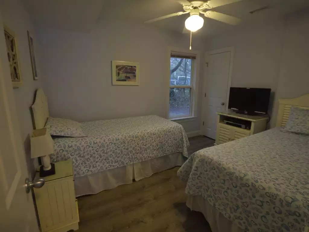 BR7 - Mermaid Lagoon - w/ two twin beds and 32" LCD TV - Dolphin Inn OBX - Southern Shores