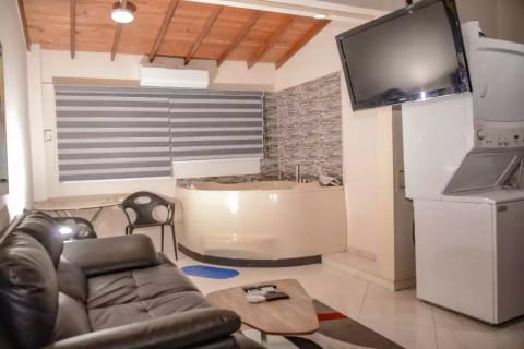 Hot tub 1 bedroom ac by park lleras security WiFi 