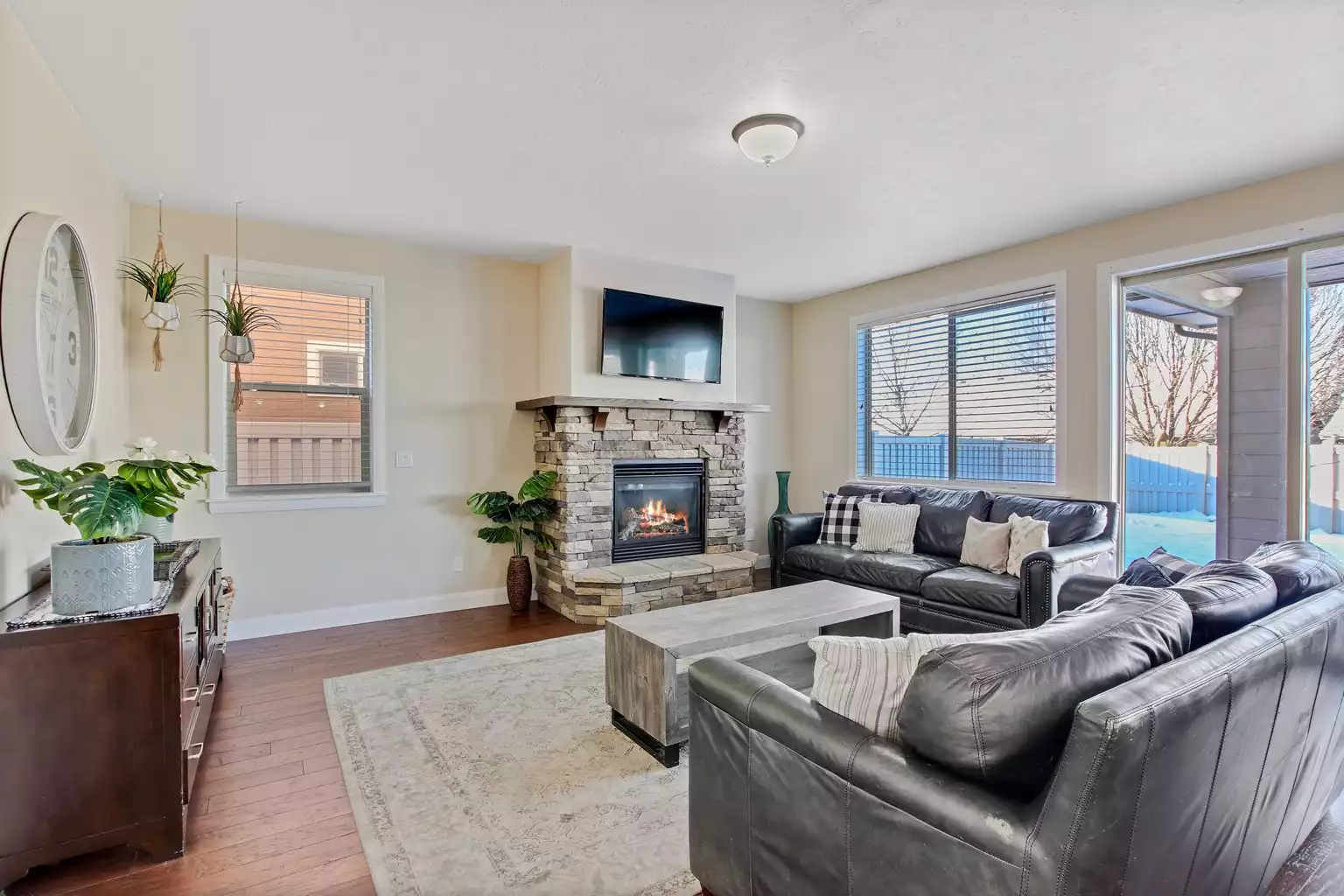 beautiful-5-bedroom-home-with-hot-tub-sleeps-16/