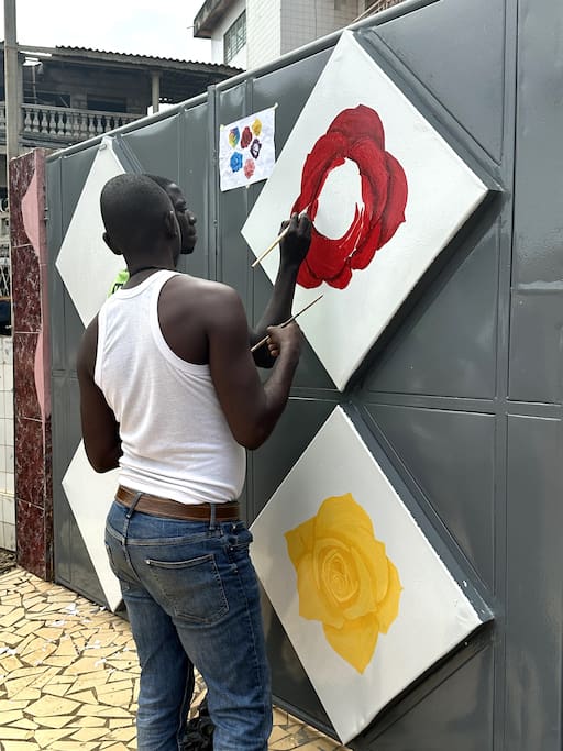 We offered young local talents the opportunity to showcase their artistic skills. 
All the roses are hand picked and hand painted here! - The 6 Roses Full 1st Floor, Safe, King Beds, Wi-Fi - Porto-Novo