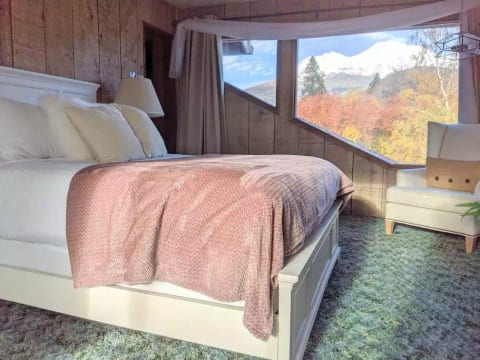 The Upstairs "Air Room" boasts an Architectural Window with a breath-taking view of Mount Shasta. The Queen Size bed offers extra height with a conventional boxspring and bedframe. The accent chair creates a cozy nook for enjoying a good book & view!