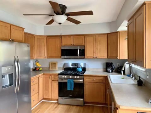 Large modern kitchen, well appointed.