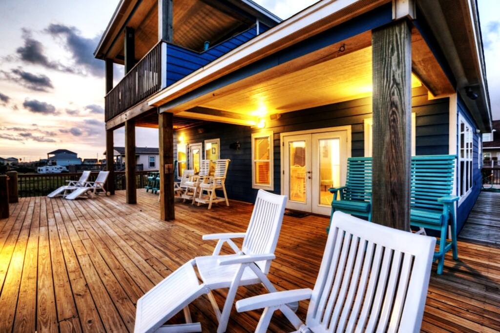 Grand deck with seating for a large family gathering! - Crystal Beach - Lone Palm Resort - Bolivar Peninsula