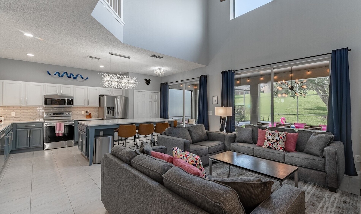 Open concept kitchen and living room with access to lanai. - Queen's Fun Spot - Kissimmee