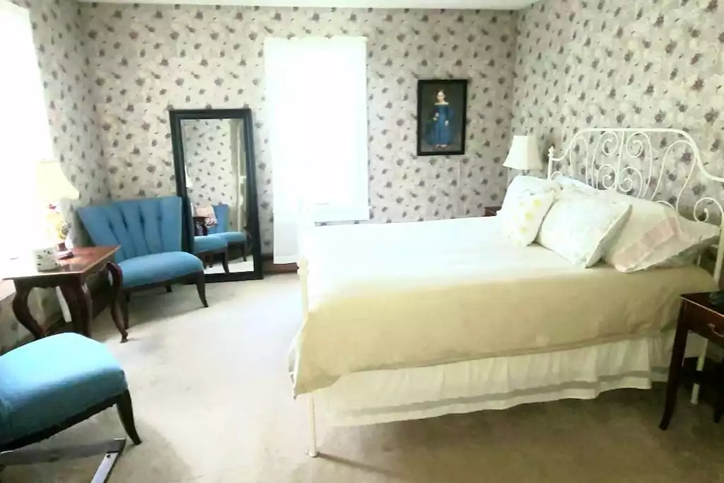 Queen Rose Room with Large Private Bathroom
