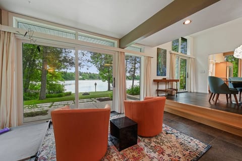 Modern Style Lakefront Retreat