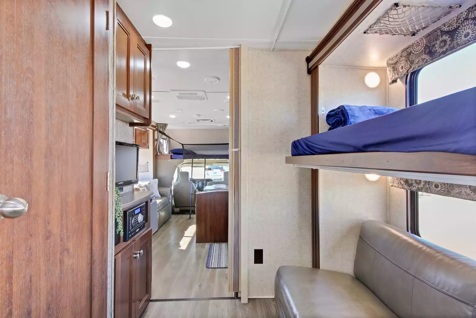 luxurious-forest-river-sunseeker-3170ds-(bunk-bed-model)/