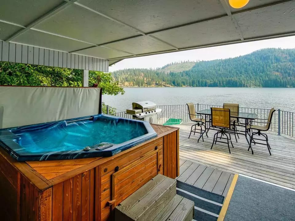 Hot tub on upper deck overlooking the lake, only open for winter use only.