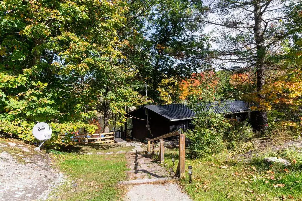 Four Season Waterfront Cottage Stoney Lake