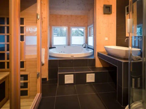 #34 mit IR-Sauna und Sprudelbad innen