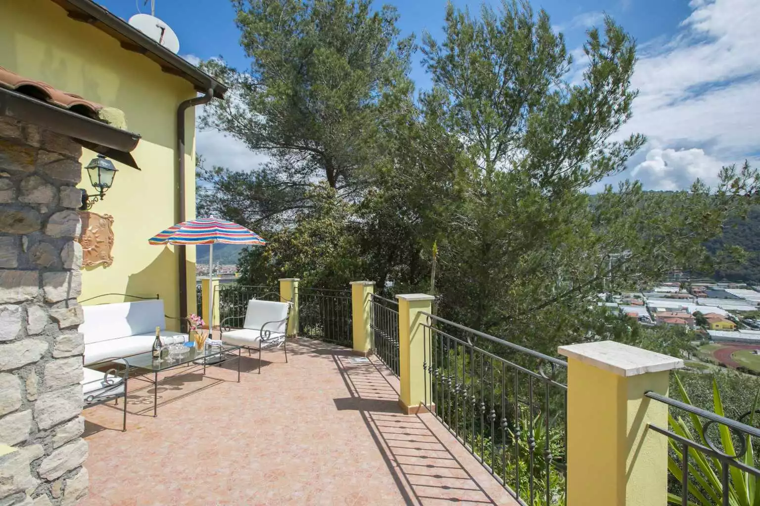 Large terrace with chairs and umbrella - Villa Monte Enrico - Pool And Whirlpool - Camporosso