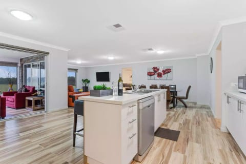 Bulla Lodge - Spacious 6 Bdrms Melbourne Airport