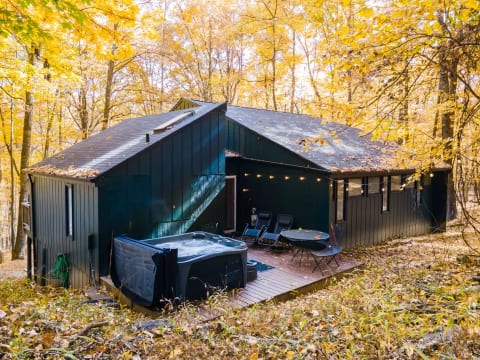 6-person hot tub on rear deck facing Cacapon Mountain. Private setting, open year-round!