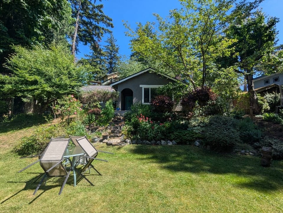 Snug Cove Garden Cottage - Hidden Garden Gem Steps From Everything - Bowen Island