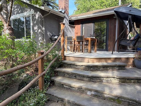 Snug Cove Garden Cottage - Hidden Garden Gem Steps From Everything
