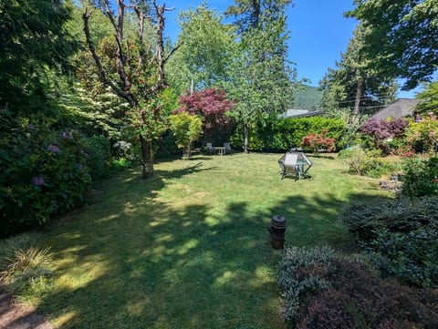 Snug Cove Garden Cottage - Hidden Garden Gem Steps From Everything