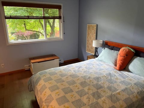 Snug Cove Garden Cottage - Hidden Garden Gem Steps From Everything