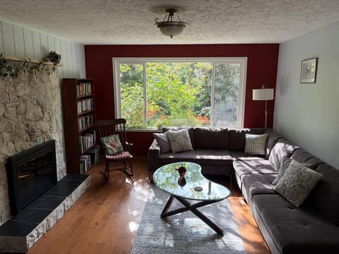 Snug Cove Garden Cottage - Hidden Garden Gem Steps From Everything
