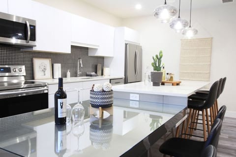 Executive Suite~King Bed | 5 min to DT & Whyte Ave