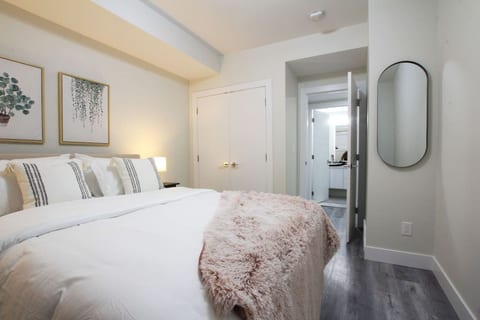 Executive Suite~King Bed | 5 min to DT & Whyte Ave