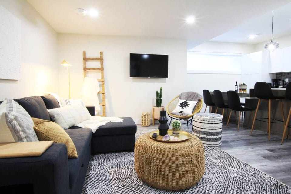 Executive Suite~King Bed | 5 min to DT & Whyte Ave - Edmonton