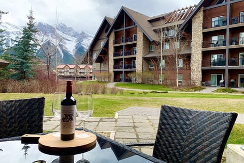 Mountain View Retreat w/Pool & Hot Tub|Patio|BBQ