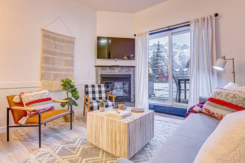 Mountain View Retreat w/Pool & Hot Tub|Patio|BBQ