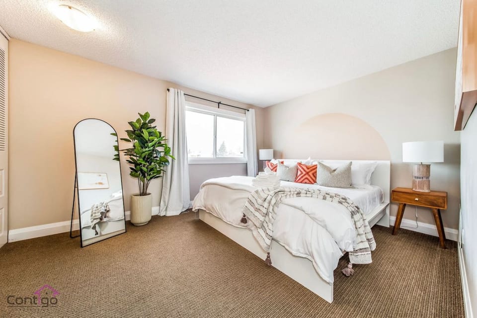 Cozy 3BD w/AC, Patio, Theatre Room | 15 min to DT - Edmonton