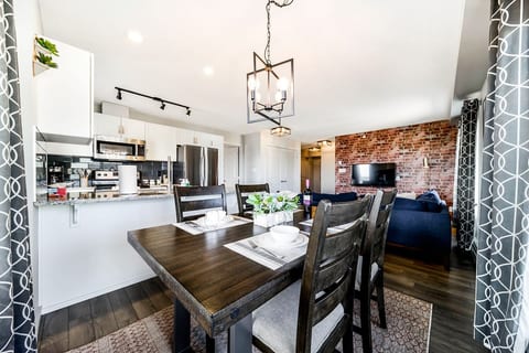 Bright Luxe Condo w/AC+TopFloor, KingBed & Balcony