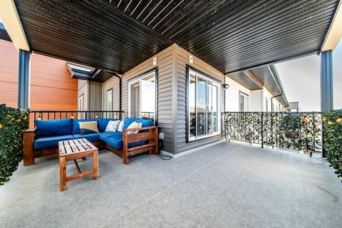 Bright Luxe Condo w/AC+TopFloor, KingBed & Balcony