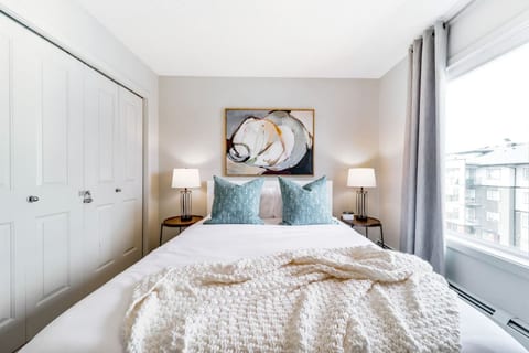 Bright Luxe Condo w/AC+TopFloor, KingBed & Balcony