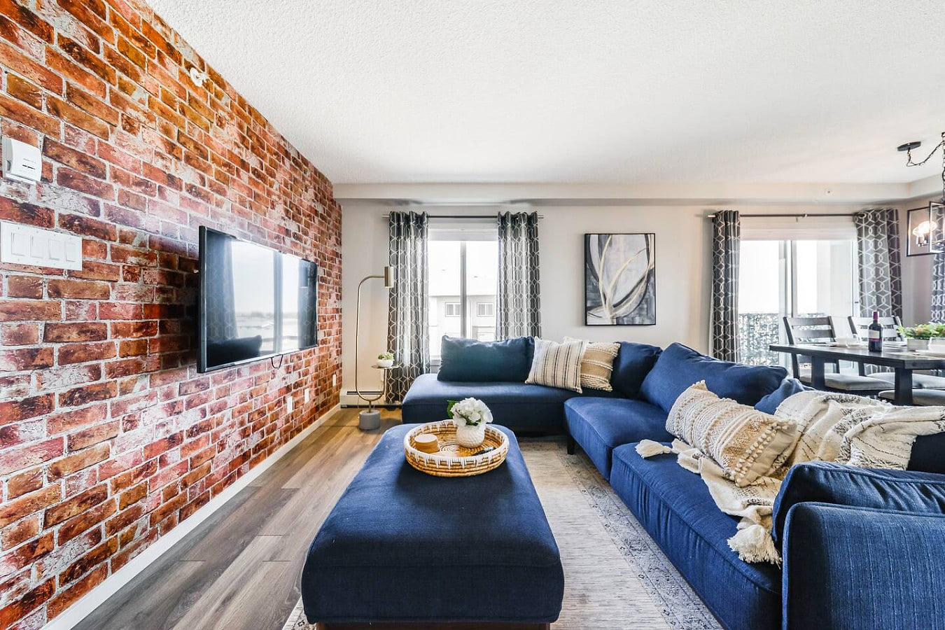 Bright Luxe Condo w/AC+TopFloor, KingBed & Balcony