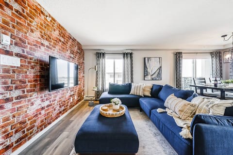 Bright Luxe Condo w/AC+TopFloor, KingBed & Balcony